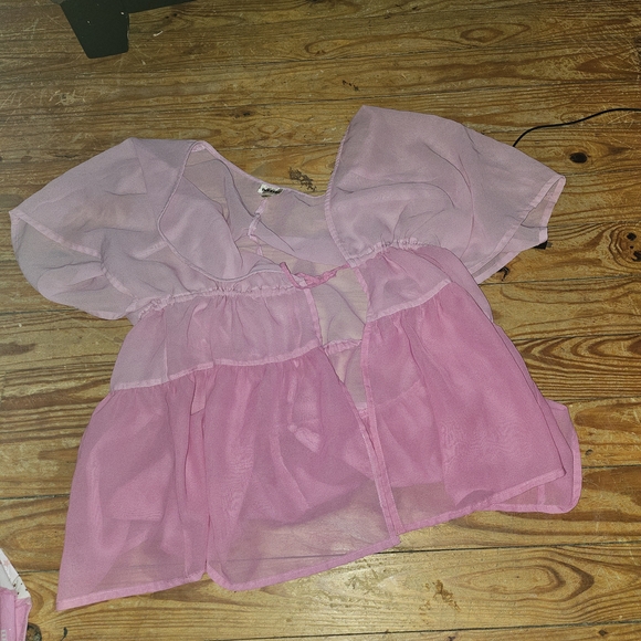 Sheer Pink Ruffle-Tiered Short Sleeve Blouse - Picture 2 of 3